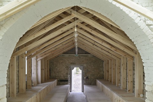 Fachada de capilla francesa St Genevieve / OBIKA arquitectos